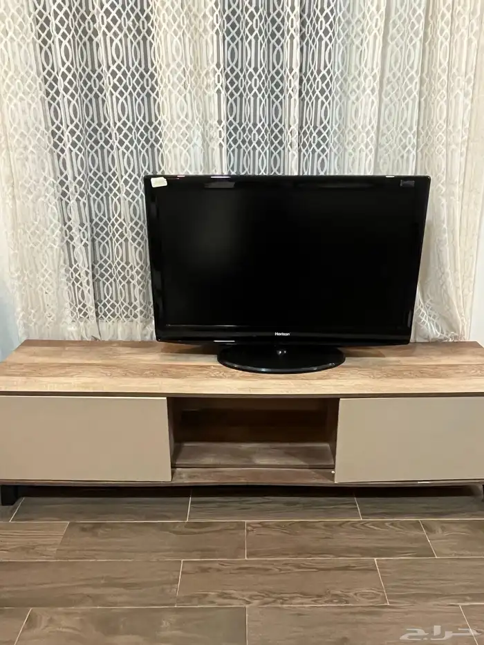 طاوله خشبيه وشاشه 1