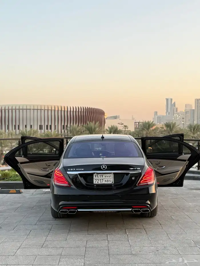 مرسيدس S63 نظيف جدا أسود ملكي 4
