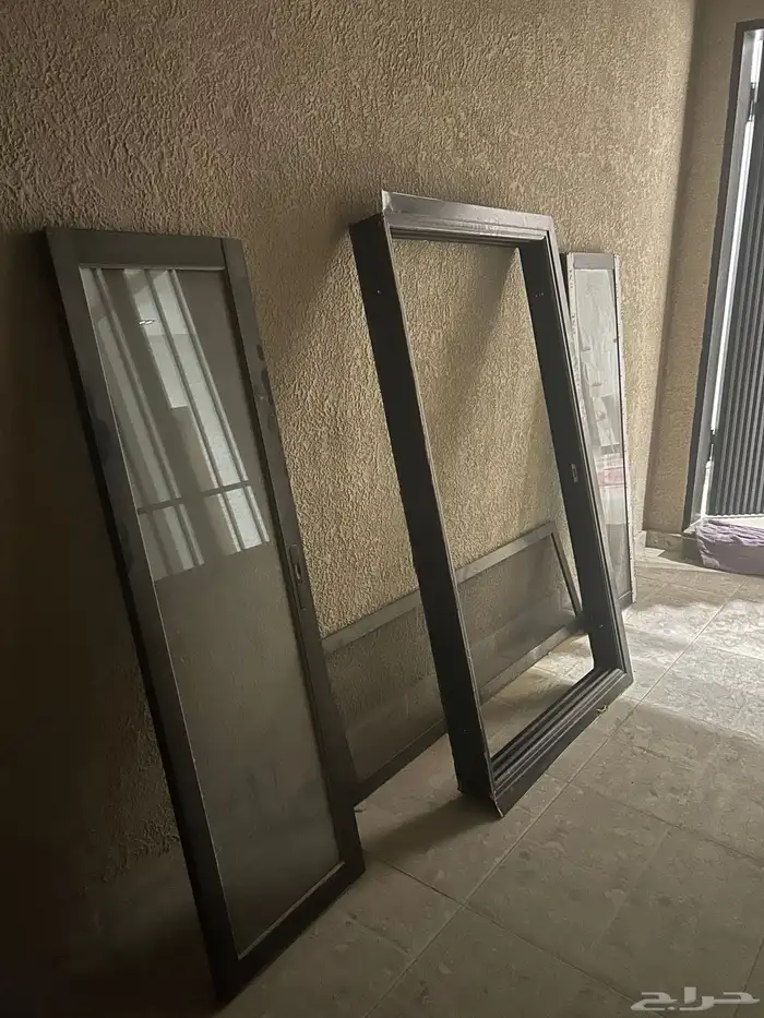 مكيف صحراوي وتلفزيون 65 بوصه مكسور وشباك ألمنيوم كبير 2