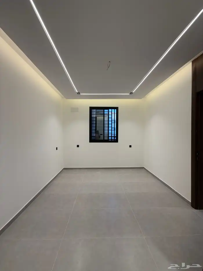 للبيع شقه علويه بمصعد وسطح خاص ف حي الراقي وسط الخدمات 7