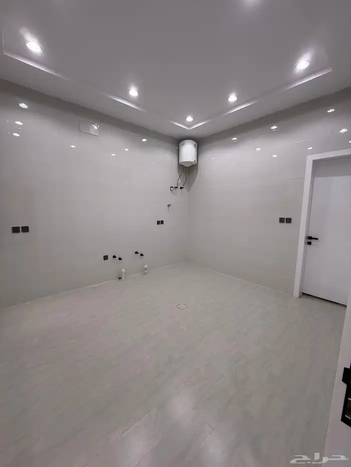 للبيع دور أرضي بعماره دورين علي شارعين حي الراقي خميس مشيط 9