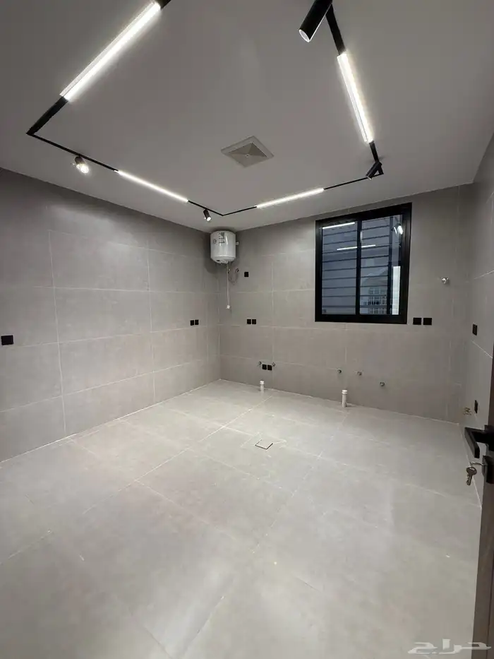 للبيع شقه علويه بمصعد وسطح خاص ف حي الراقي وسط الخدمات 9