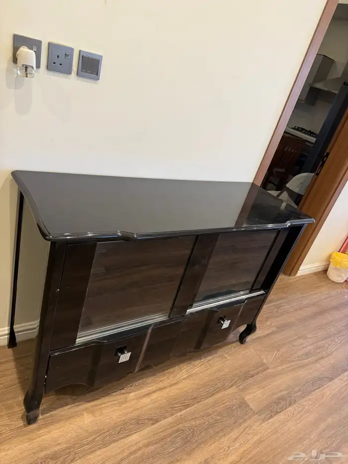 طاولة بي كراسيها 2