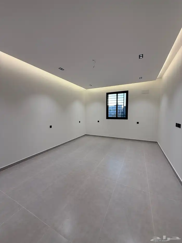 للبيع شقه علويه بمصعد وسطح خاص ف حي الراقي وسط الخدمات 16