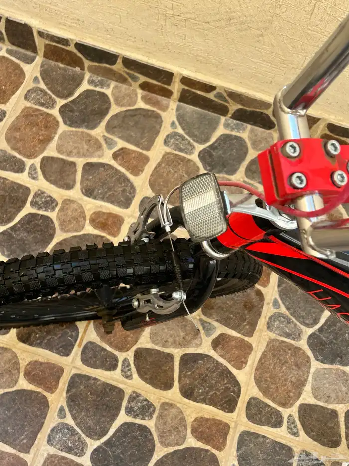 سيكل كوبرا الون اسود عليه خطوط حمرا 1