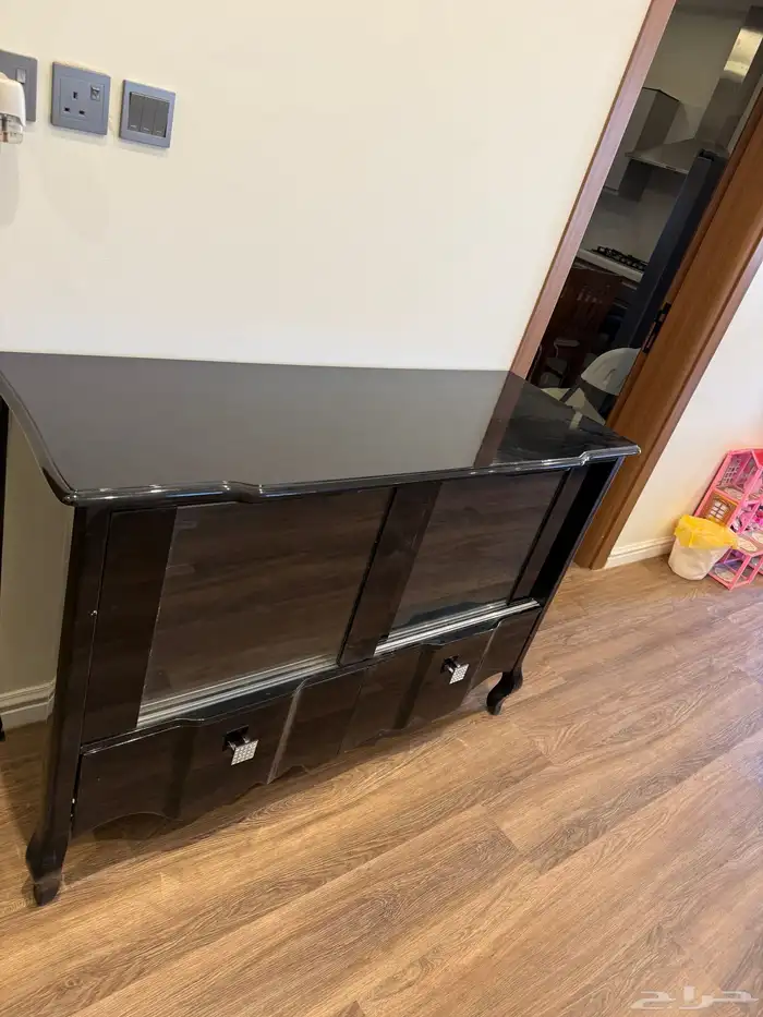 طاولة بي كراسيها 1