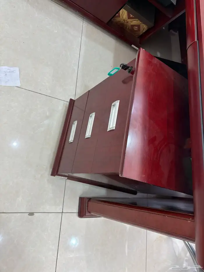 مكتبين ودولاب وكراسي وكنب للبيع 1