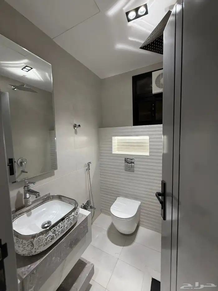 للبيع شقق ارضيه وشقق علويه غرب الخميس حي المعارض 36