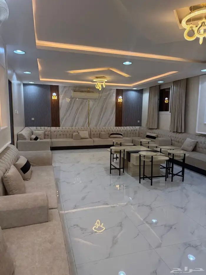 كنب للبيع مع الستاير والطاولات حدي 3800 المجلس 8في 5 1
