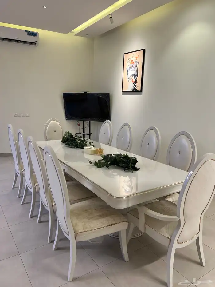 طاولة طعام وغرفة نوم للبيع 1