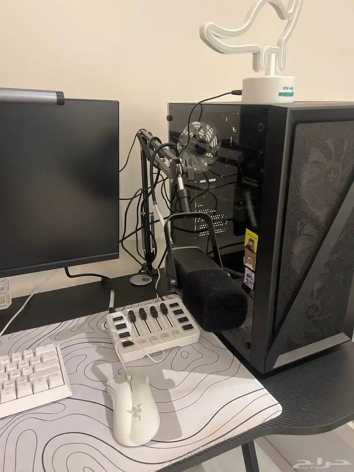 بي سي جديد مع اغراضه كيبورد وماوس ومكسر ومايك وشاشتين 0