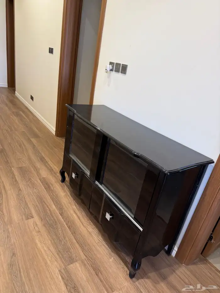 طاولة بي كراسيها 0