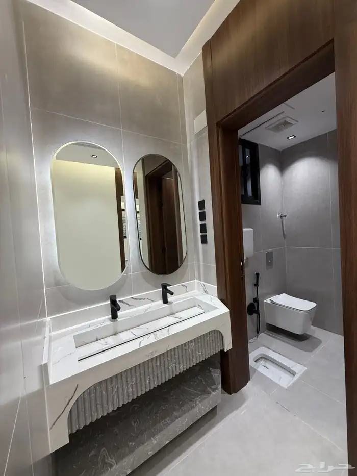 للبيع شقه علويه بمصعد وسطح خاص ف حي الراقي وسط الخدمات 12