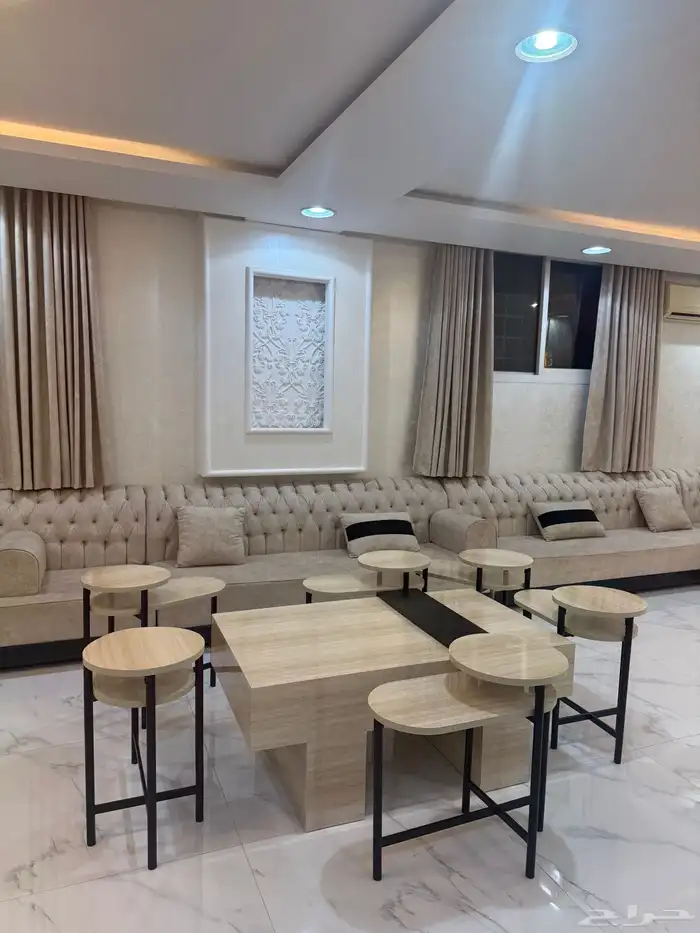 كنب للبيع مع الستاير والطاولات حدي 3800 المجلس 8في 5 0