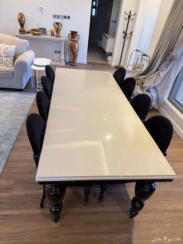 طاولة بي كراسيها 4