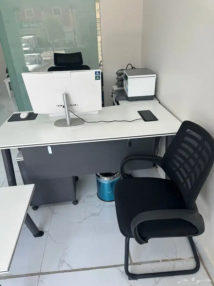 طاولات وكراسي وكمبيوتر وطابعه مودرن وحديث للبيع 3