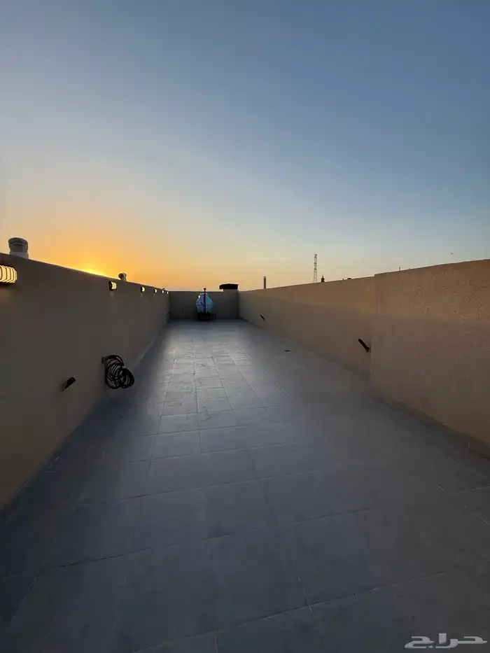 للبيع شقه علويه بمصعد وسطح خاص ف حي الراقي وسط الخدمات 18