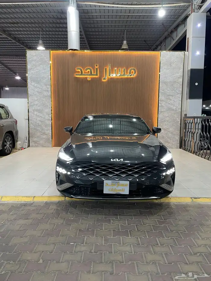 كيا كي 8 موديل 2022 نص فل 1