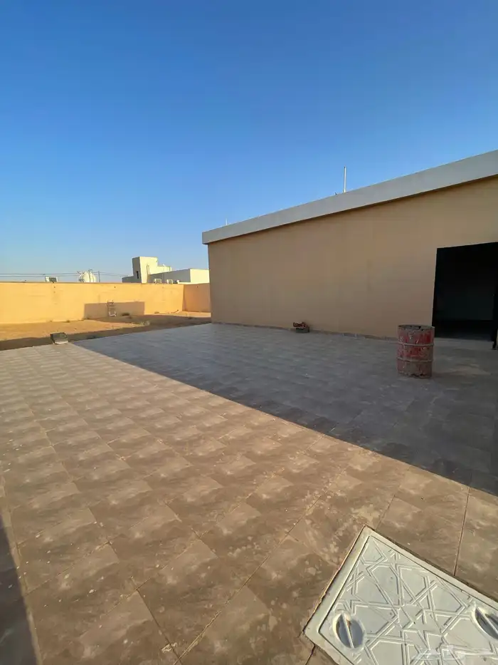 للبيع حوش بحي النقيب 2