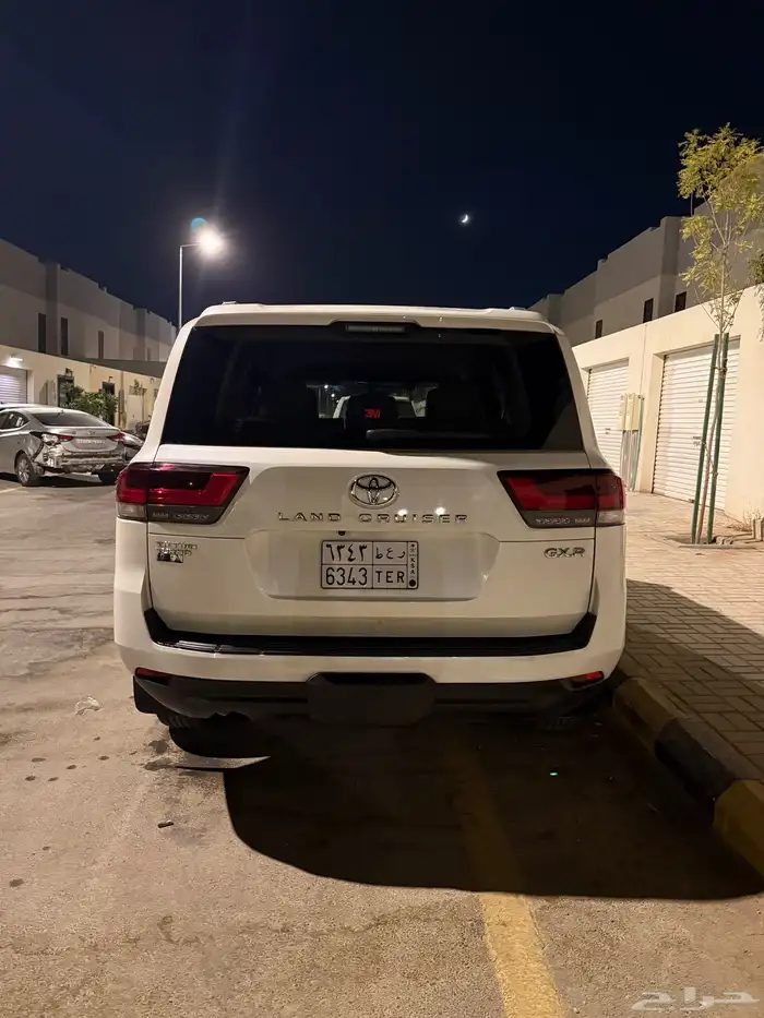 للبيع لاندكروزر 2023 بريمي جكسار GXR1 ديزل 3