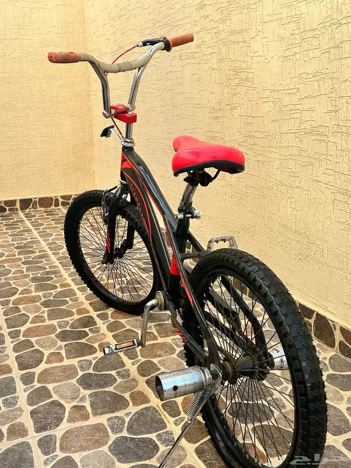 سيكل كوبرا الون اسود عليه خطوط حمرا 9