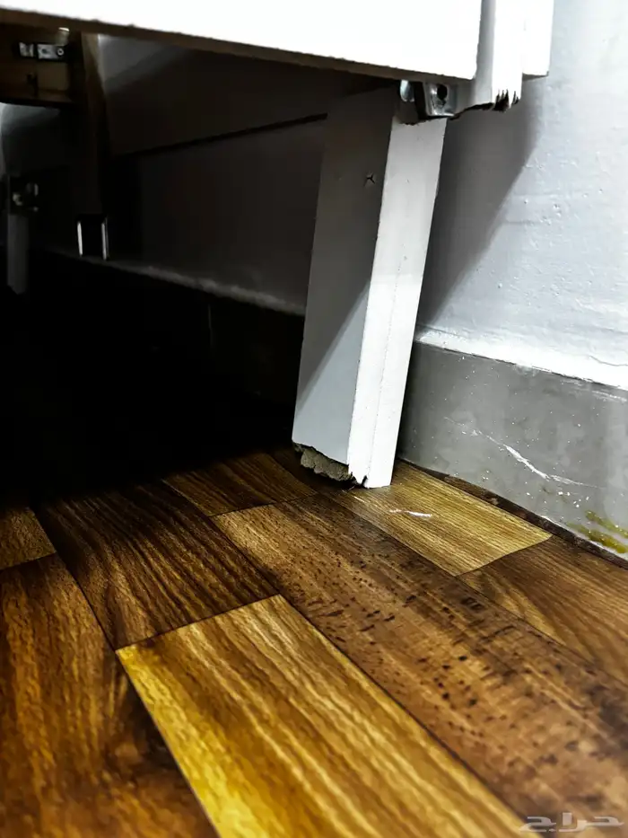 كرسي مستخدم فيه الارجل مكسوره ومصلحها عرض 120في طول 2متر 1