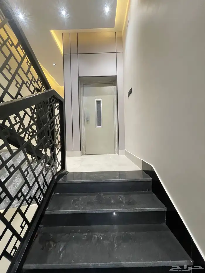 للبيع شقق علويه 6 غرف بسطح خاص ومصعد جاهز 520 الف باالمحاله 16