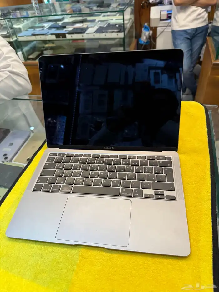 ماك بوك أير 2020 512 قيقاء رام 8 مع الشاحن نصيف 1