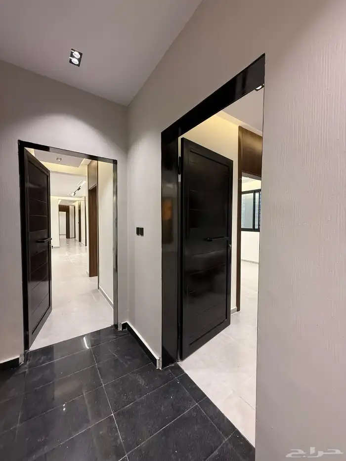 للبيع شقه علويه بمصعد وسطح خاص ف حي الراقي وسط الخدمات 4