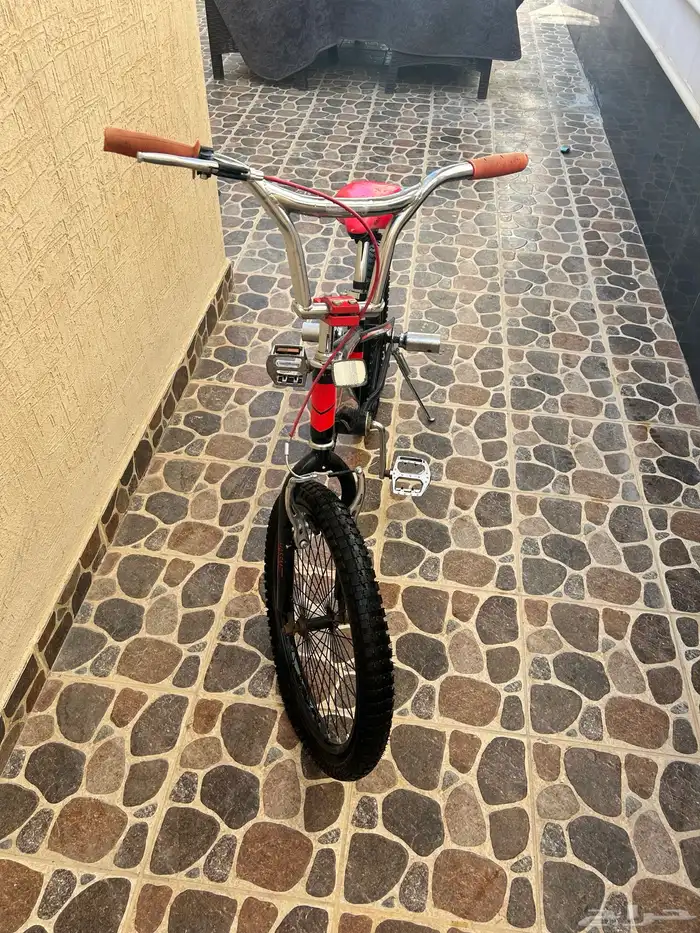 سيكل كوبرا الون اسود عليه خطوط حمرا 7