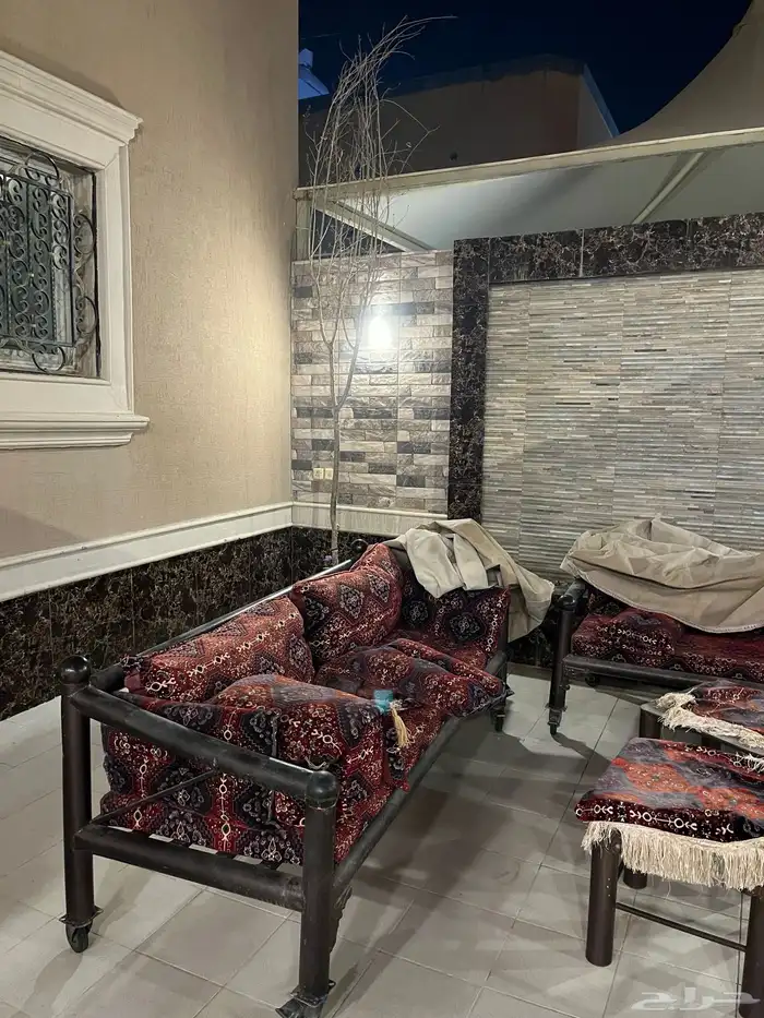 جلسة كراسي كفرات خارجيه مع اغطيتهم وطاولتين 0