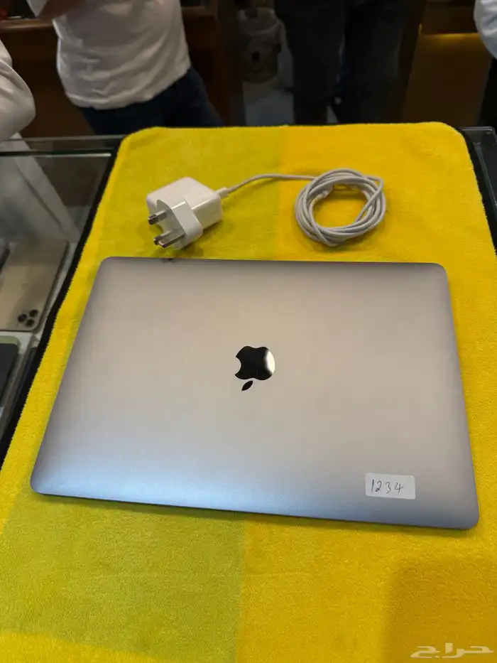 ماك بوك أير 2020 512 قيقاء رام 8 مع الشاحن نصيف 0