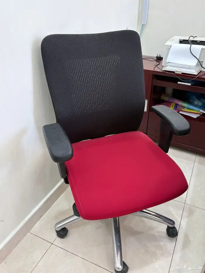 مكتبين ودولاب وكراسي وكنب للبيع 6