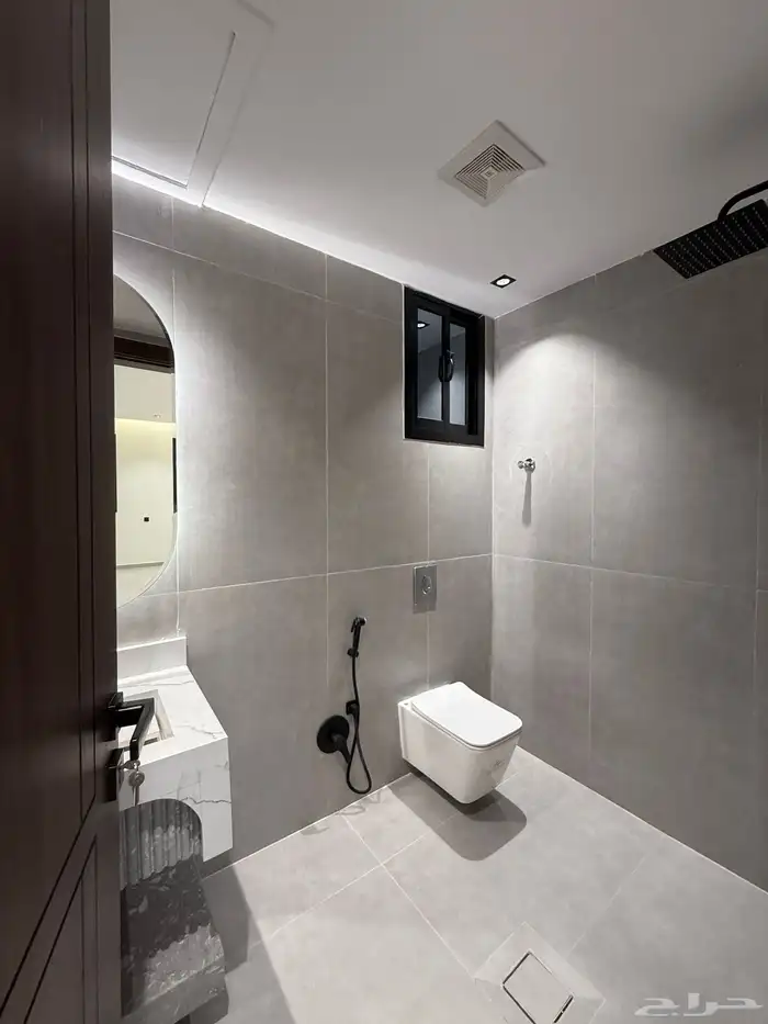 للبيع شقه علويه بمصعد وسطح خاص ف حي الراقي وسط الخدمات 17