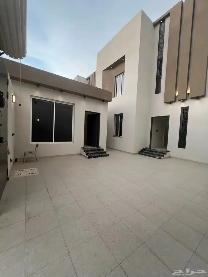 للبيع فيلا فاخرة دورين وملحق حي العزيزية 3