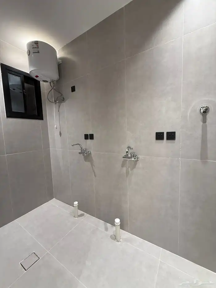 للبيع شقه علويه بمصعد وسطح خاص ف حي الراقي وسط الخدمات 8