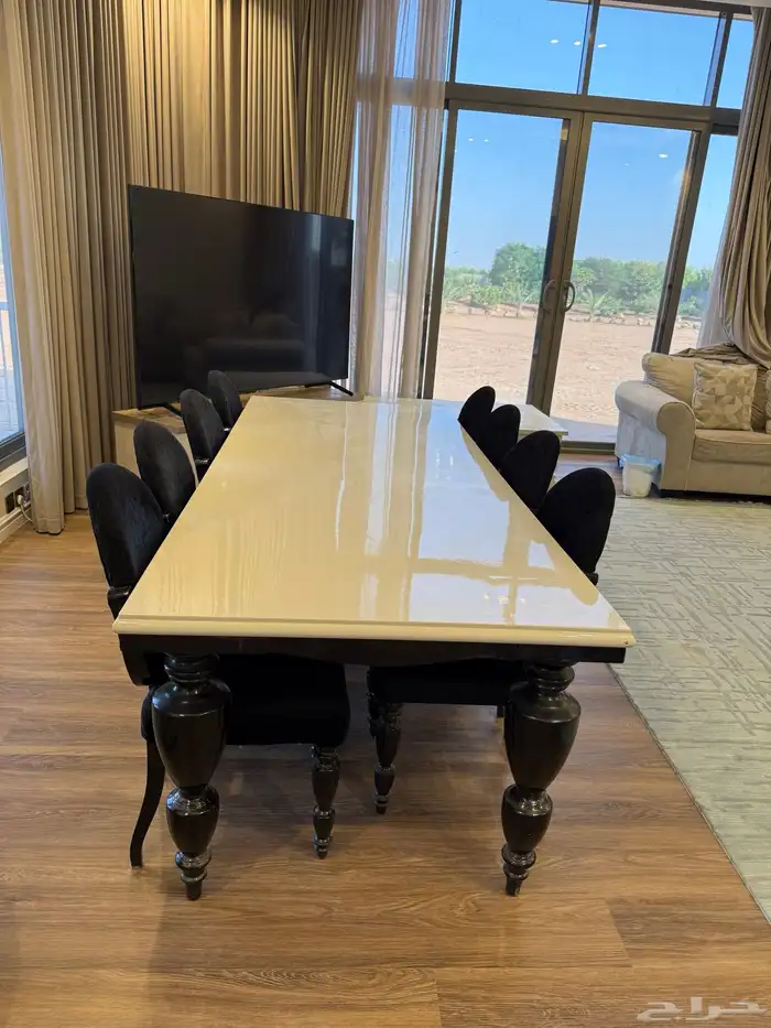 طاولة بي كراسيها 8