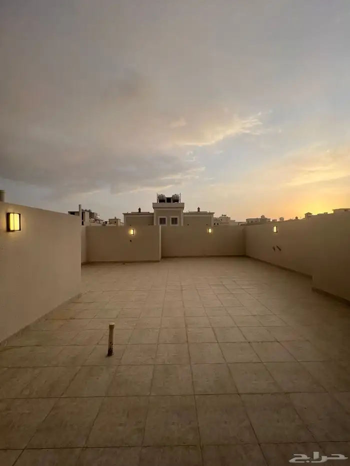 للبيع فيلا فاخرة دورين وملحق حي العزيزية 32