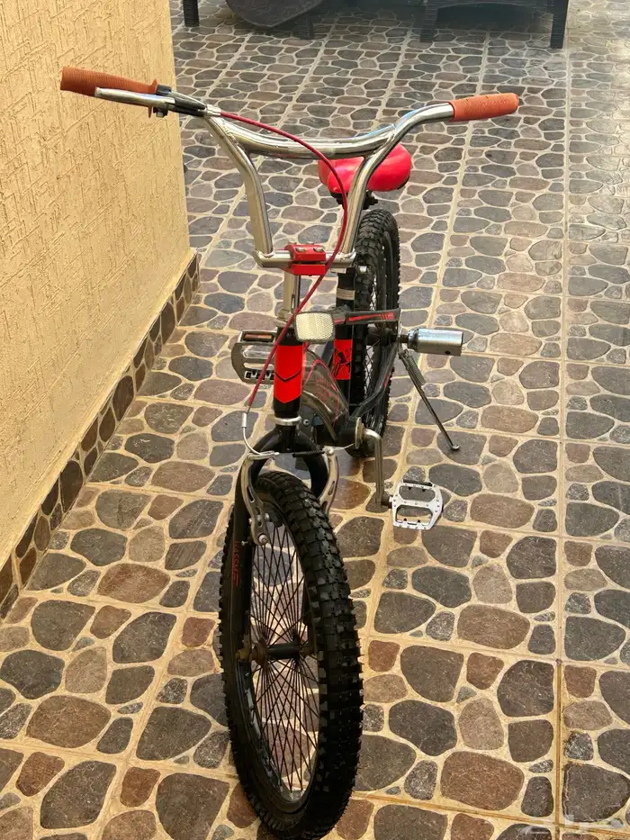 سيكل كوبرا الون اسود عليه خطوط حمرا 0