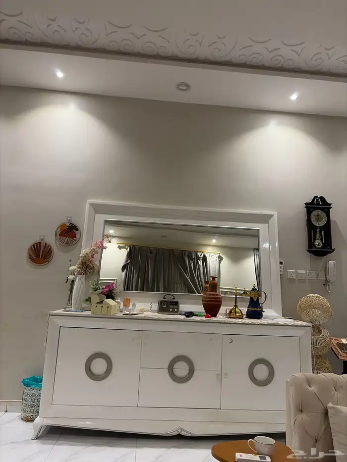 بوفيه مع طاوله و 6 كراسي كلاسيك 0