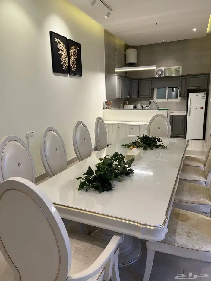 طاولة طعام وغرفة نوم للبيع 0
