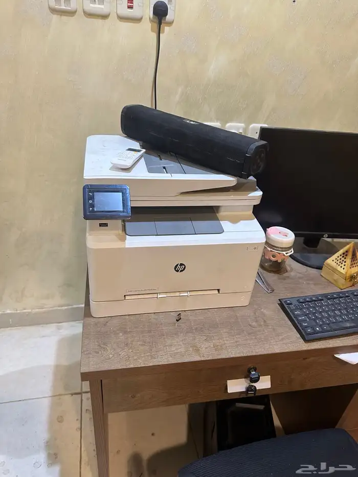 كبيوتر مكتبي مع طاوله وثلاث كرسي 1