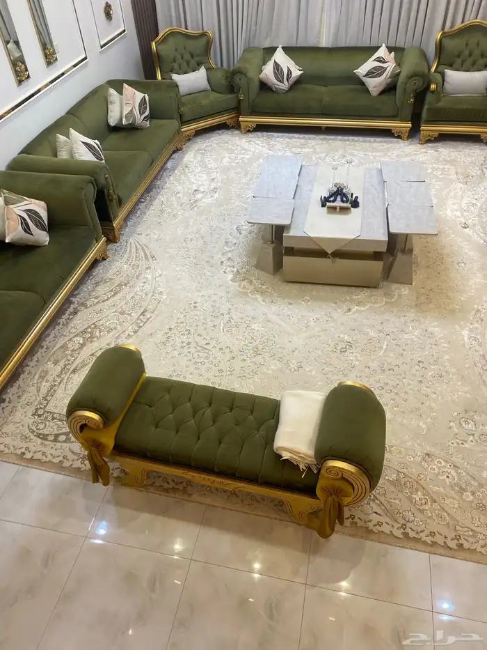 كنب شبه جديد ونظيف مع الطاولات 0