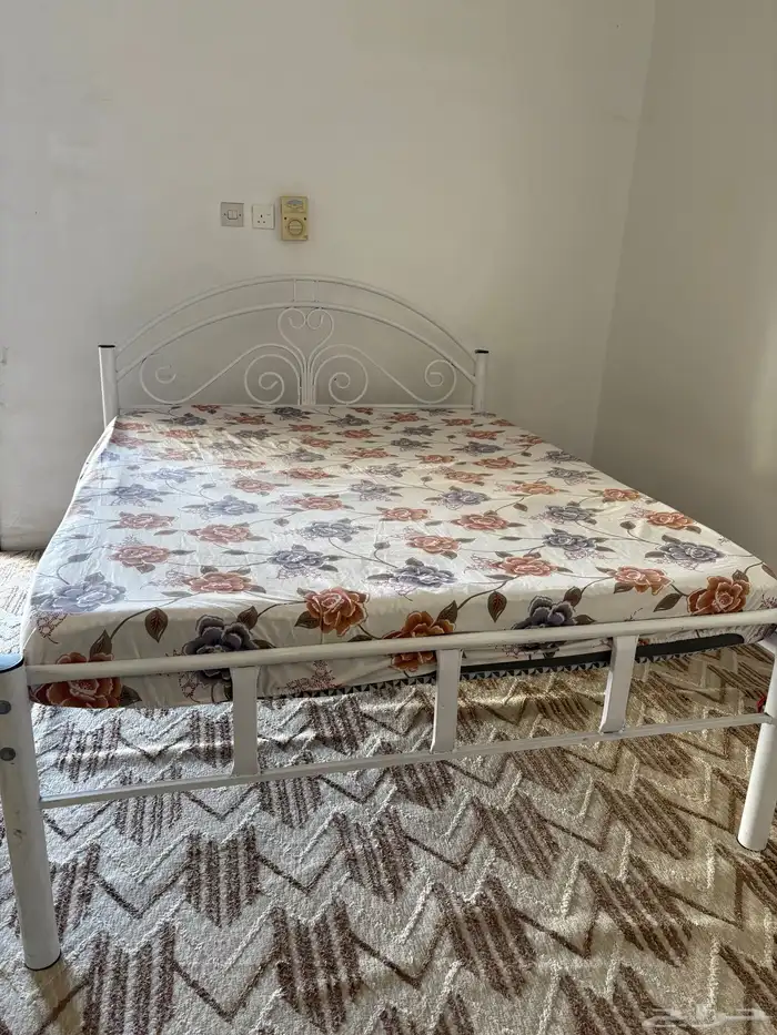 سرير حديد ابيض بحاله جيده مع المرتبة 0