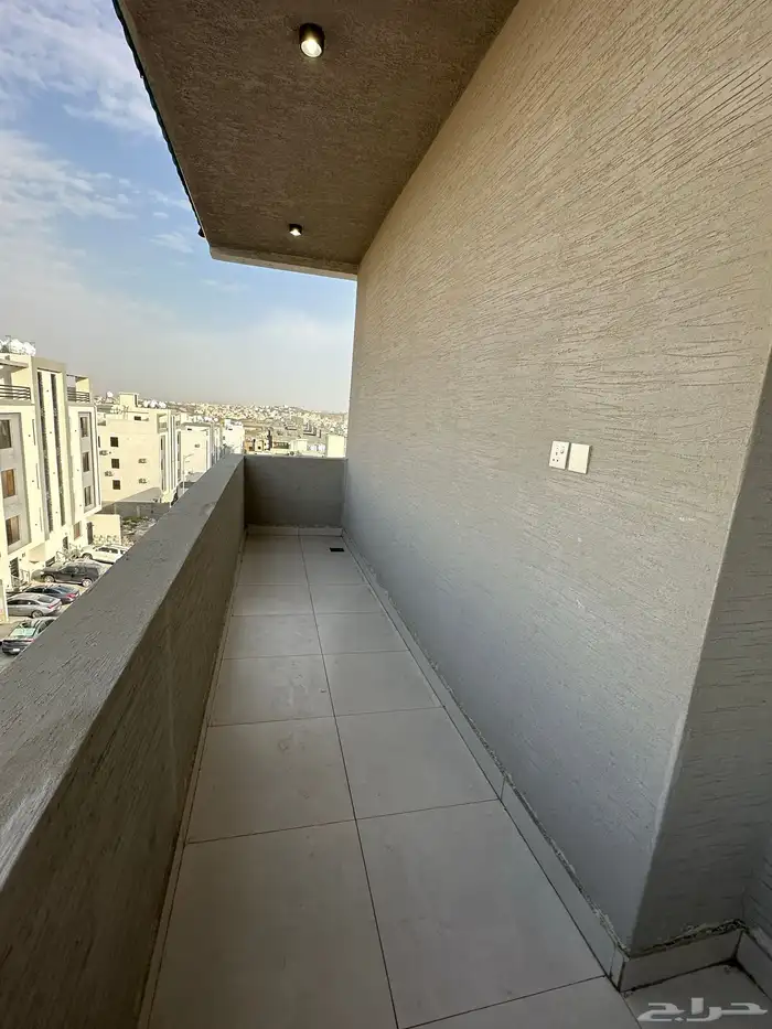 للبيع شقق علوية بمساحات وسيعة ابها بجوار المطار 5