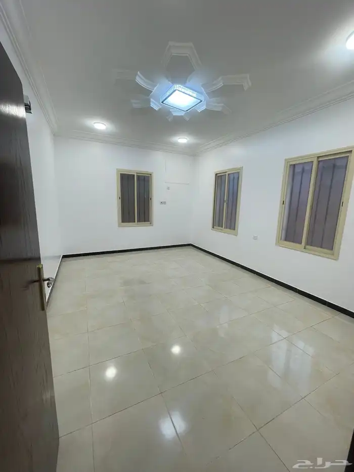 للايجار شقة 4 غرف وصالة حي الربيع (حسام) 0