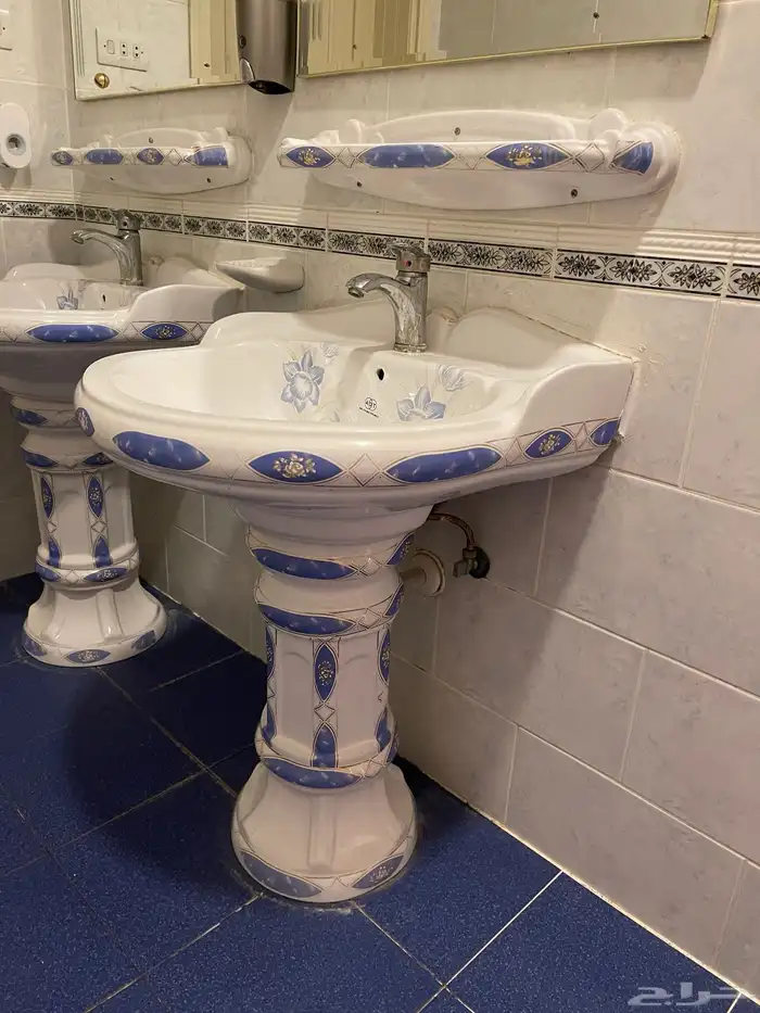 بيع مكتبة ومدخل وجزامة ومغسلتين بمراياها واكسسواراتها 3