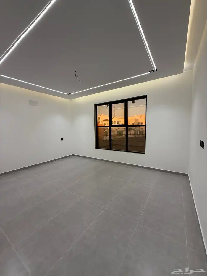 للبيع شقه علويه بمصعد وسطح خاص ف حي الراقي وسط الخدمات 5