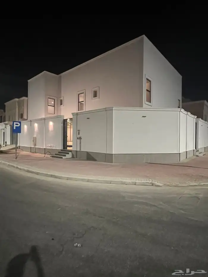 فيلا للبيع تشطيب شخصي بحي الحسام قرب كورنيش الراكة 0