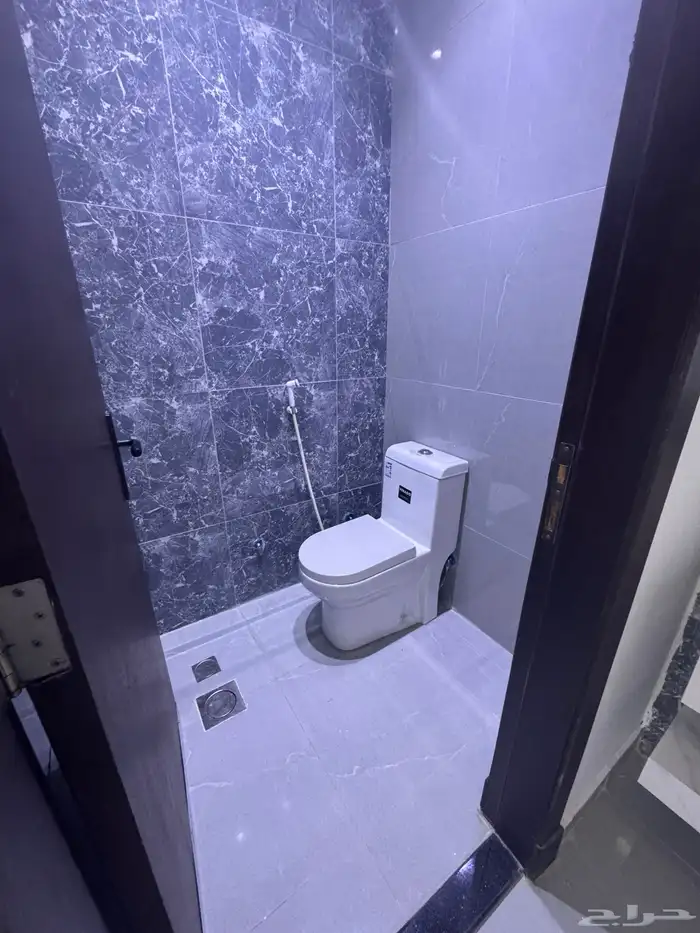 دور ارضي مكون من 5 غرف للإيجار حي الرحمانية 17